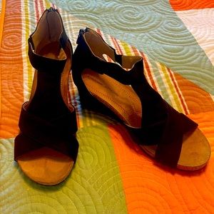 9.5 ADRIENNE VITTADINI sandals. NEW NEVER WORN.